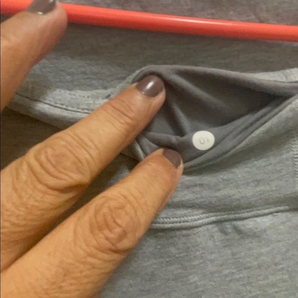 Lululemon beautiful yoga pants open two sides to be comfy when moving around. - Picture 5 of 11